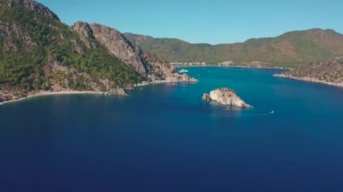 Türkiye 'nin Marmaris yakınlarındaki Icmeler kentinde Ege Denizi üzerinde panoramik hava manzarası.