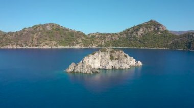 Marmaris Türkiye 'nin Icmeler Körfezi Adaları manzarası. Hava görüntüsü 4K.