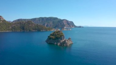 Mugla ilinin Icmeler ilçesinin Akdeniz kıyısındaki dağların manzarası. Hava görüntüsü 4K.
