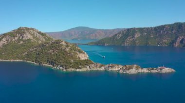 Mugla ilinin Icmeler ilçesinin Ege kıyısındaki dağların manzarası. Hava görüntüsü 4K.
