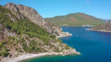 Dağlar ve mavi deniz körfez Icmeler, Marmaris, Türkiye. Hava görüntüsü 4K.