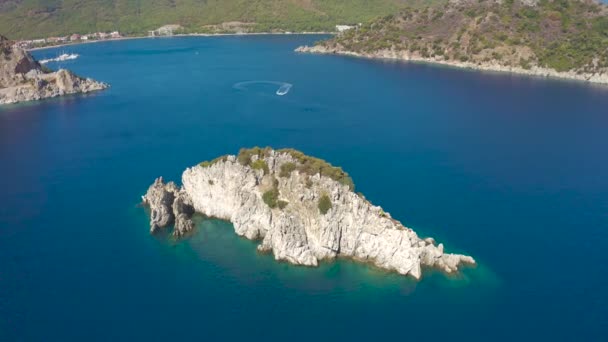 Letecký top viw na Rock Islandu v mořském zálivu Marmaris, Icmeler Turecko. — Stock video