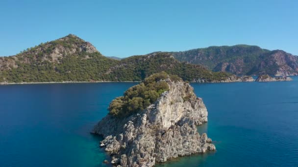 Denizde, Blue Bay Marmaris, Icmeler Turkey 'deki dağların arka planındaki Rock Adası. Hava görüntüsü 4K.