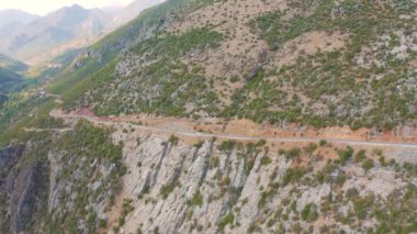 Dünyadaki en tehlikeli yol. Dik bir vadi ve tehlikeli bir dağ yolu. Hava görüntüsü 4K.