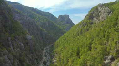 Manavgat, Antalya, Türkiye 'deki dağların manzarası ve bulutlu gökyüzü. Hava görüntüsü 4K.