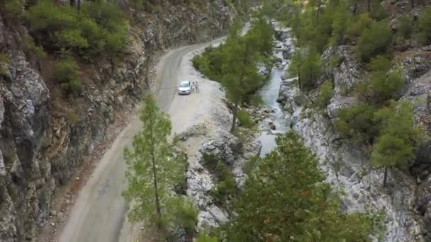 Ett ungt par turister reser med bil genom en bergsravin. 15 november 2020 - Turkiet. Flygvy 4K. — Stockvideo
