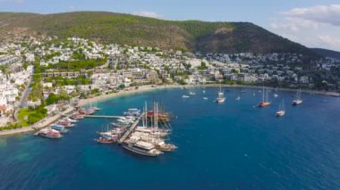 Bodrum, Ege Denizi 'nin güneybatı kıyısında, Türkiye' den Peninsula 'da bir şehirdir. Hava görüntüsü 4K.