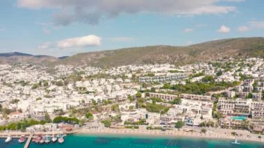 Türkiye 'nin en popüler tatil beldelerinden biri olan Bodrum sahili manzarası. Hava görüntüsü 4K.