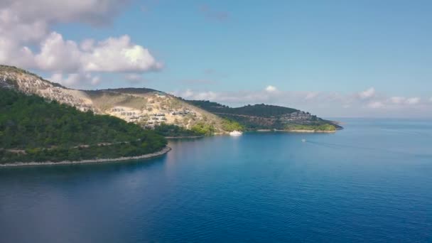 Vista aérea al mar la laguna marina azul y lujoso yate blanco en Torba, Bodrum, Turquía. Vista aérea 4K. — Vídeos de Stock
