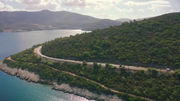 Vista aérea da estrada nas montanhas ao lado do Mar Mediterrâneo, Bodrum, Turquia. — Vídeo de Stock