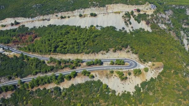Вид с воздуха на извилистую дорогу в горах. — стоковое видео