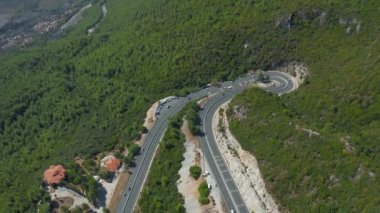 Tianmen Dağı, Çin 'de virajlı bir yol. Hava görüntüsü 4K.