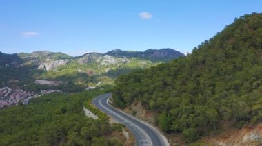 Türkiye 'nin Marmaris kentindeki dağ geçidinden geçen manzara doğa yolu. Hava manzarası 4K.