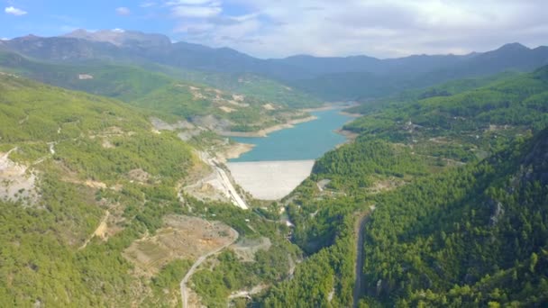 Lago de montaña y vista de la presa del valle de Dimcay, cerca de Alanya, distrito de Antalya, Turquía. Vista aérea 4K. — Vídeo de stock