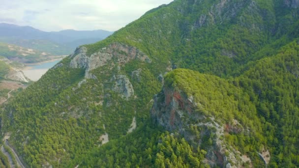 Montanhas em coníferas de vale Dimcay, perto de Alanya, distrito de Antalya, Turquia. Vista aérea 4K. — Vídeo de Stock