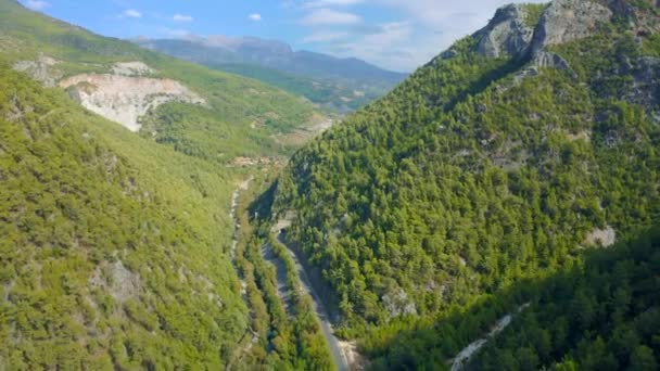 Lago de montaña y vista de la presa del valle de Dimcay, cerca de Alanya, distrito de Antalya, Turquía. Vista aérea 4K. — Vídeo de stock