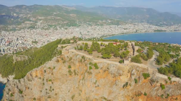 Alanya Castle - Alanya Kalesi letecký pohled na hory a město, Turecko. Letecký pohled 4K. — Stock video