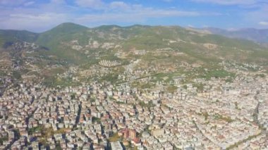 Türkiye 'nin Alanya ilinin dağ ve çatı manzarası. Hava görüntüsü 4K.