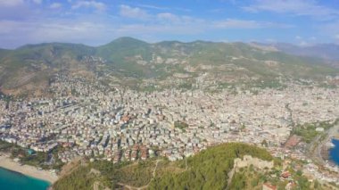 Dağ manzarası ve Alanya ilinin Alanya Şatosu, Türkiye. Hava görüntüsü 4K.