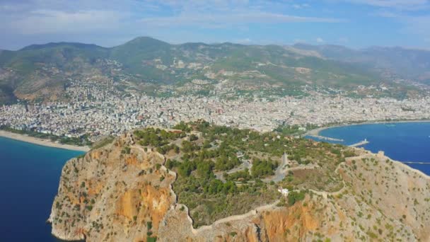 Alanya Kasteel - Alanya Kalesi luchtfoto uitzicht op berg en stad, Turkije. Luchtfoto 4K. — Stockvideo