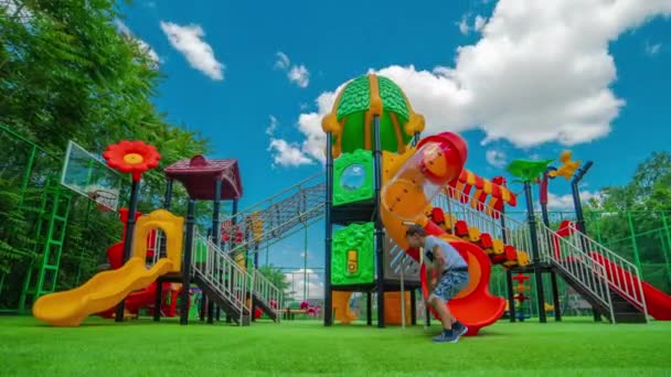 Colorido parque infantil en el patio en la zona del parque. Timelapse 4K — Vídeos de Stock