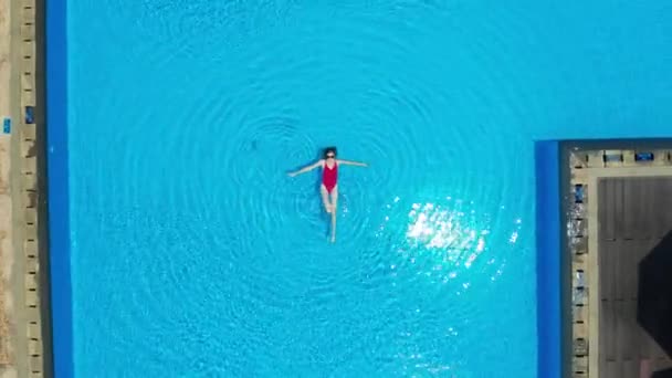 Luftaufnahme von oben als Frau im roten Badeanzug im Pool in Sri Lanka. — Stockvideo