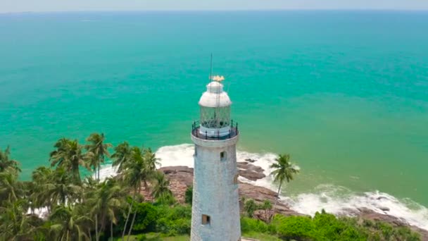 Hermosa isla tropical y faro blanco en SriLanka. Vista aérea 4K. — Vídeo de stock