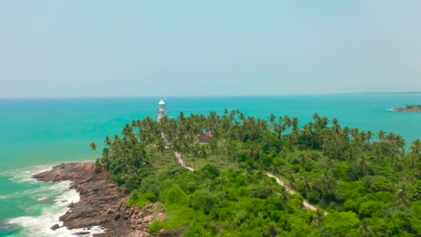 Famoso Beruwala Light House en la isla tropical de Sri Lanka. Vista aérea 4K. — Vídeo de stock