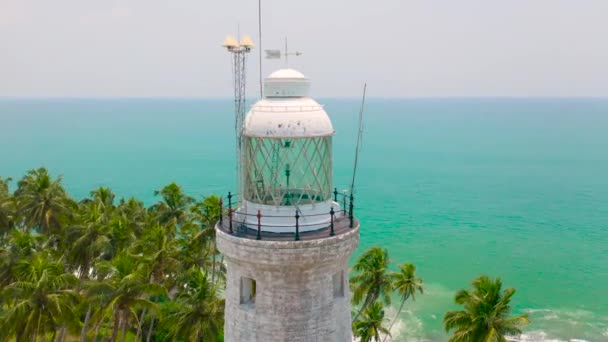 Faro bianco sull'isola tropicale l'oceano indiano. Vista aerea 4K. — Video Stock