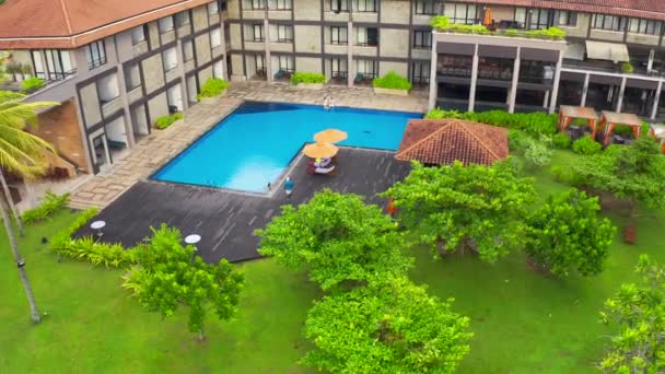 Schwimmbad, umgeben von üppigen tropischen Pflanzen. Luftbild 4K. — Stockvideo