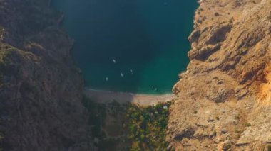 Kelebek vadisi deniz ve plaj manzaralı, Fethiye, Türkiye. Seyahat ve doğa kavramı. Hava görüntüsü 4K.