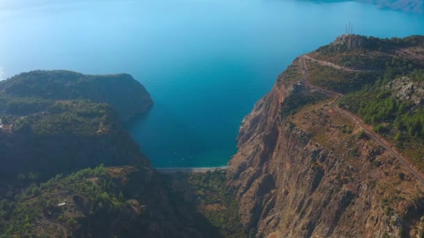 Widok z lotu ptaka na morze i wąwóz Butterfly Valley w Oludeniz, Fethiye, Turcja. Podróże i koncepcja natury. Widok z powietrza 4K. — Wideo stockowe