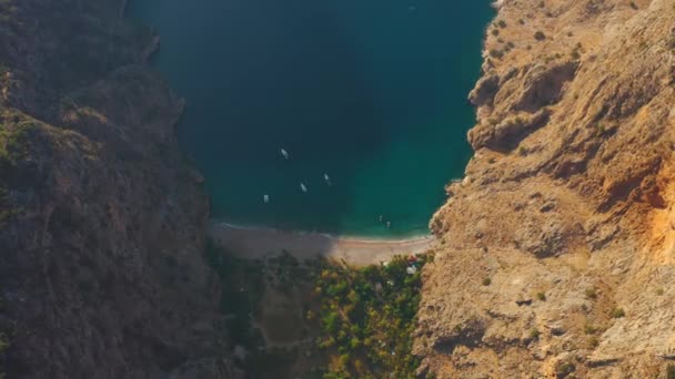 Dolina Motyla z widokiem na morze i plażę, Fethiye, Turcja. Podróże i koncepcja natury. Widok z powietrza 4K. — Wideo stockowe