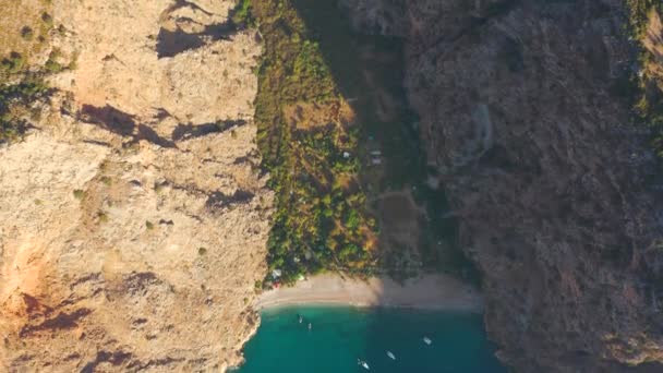 Luchtfoto van de Vlindervallei diepe kloof in Oludeniz, Fethiye, Turkije. Reizen en natuur concept. Luchtfoto 4K. — Stockvideo