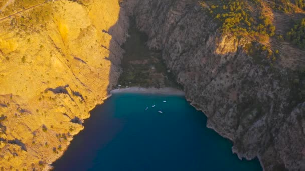 Oludeniz yakınlarındaki Kelebek Vadisi yüksek kanyon ve deniz, Fethiye, Türkiye. Seyahat ve doğa kavramı. Türkiye 'deki Ege dağı kıyısında. Hava görüntüsü 4K. — Stok video