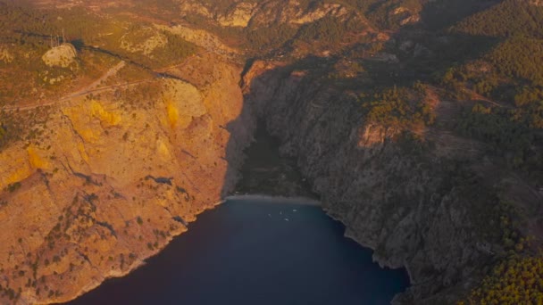 Pillangó-völgy magas kilátás a tengerre és a strandra, Fethiye, Törökország. Utazás és természet koncepció. Légi felvétel 4K. — Stock videók