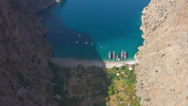 Geweldig strand van de Vlindervallei, Fethiye, Oludeniz, Mugla, Turkije. Luchtfoto 4K. — Stockvideo