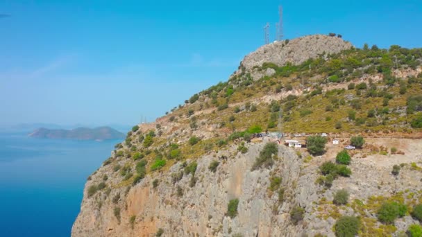 Grupa anten telekomunikacyjnych na szczycie wzgórza w Dolinie Motyla, Fethiye, Oludeniz, Mugla, Turcja. Widok z powietrza 4K. — Wideo stockowe