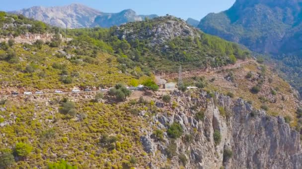 Oludeniz yakınlarındaki Kelebek Vadisi yüksek kanyon ve deniz, Fethiye, Türkiye. Seyahat ve doğa kavramı. Türkiye 'deki Ege dağı kıyısında. Hava görüntüsü 4K. — Stok video