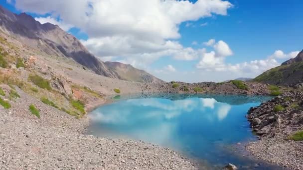 Wolken reflecteren op spiegelmeer op bergen in Zwitserland. Luchtfoto 4K. — Stockvideo