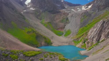 Güney Amerika, Chili Patagonya 'da kayalık zirveleri olan buzullardan turkuaz dağ gölü. Hava görüntüsü 4K.