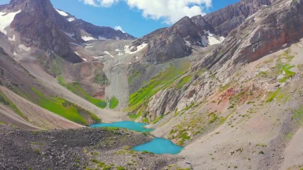 Gyönyörű és színes táj hegyek és csodálatos tó türkiz vízzel. Légi felvétel 4K. — Stock videók
