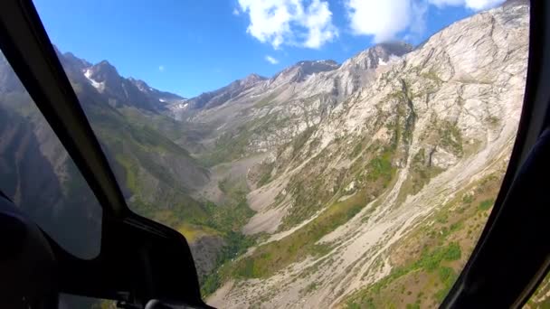 Vista desde la cabina del helicóptero a las altas montañas de Canadá. — Vídeo de stock