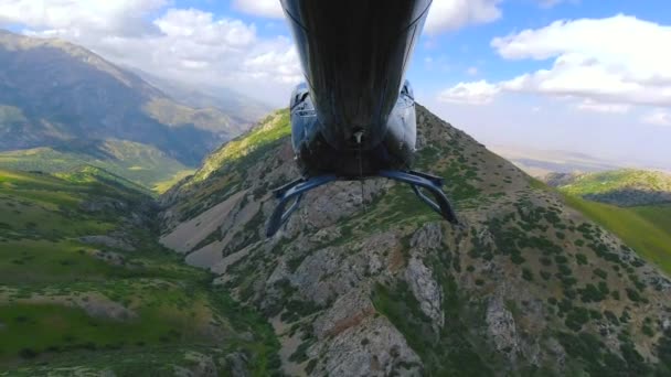 Άποψη ελικοπτέρου από το τμήμα ουράς που πετά πάνω από ορεινό τοπίο. — Αρχείο Βίντεο
