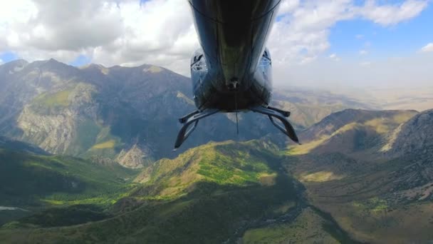 Kuyruk kısmından helikopter görüntüsü dağ manzarası üzerinde uçuyor.. — Stok video
