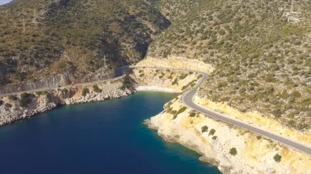 Een prachtige baai tussen Kas - Finike snelweg in Turkije. Kust azuurblauwe zee en verborgen strand. Luchtfoto 4K. — Stockvideo
