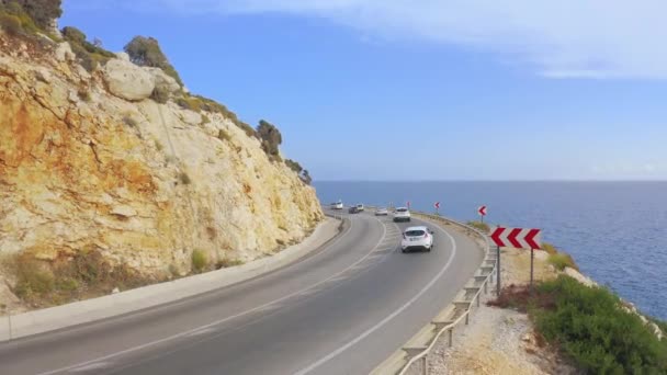 Droga wąż górski wzdłuż Morza Śródziemnego w Demre, Finike Yolu drogowego, Turcja. Widok z powietrza 4K. — Wideo stockowe