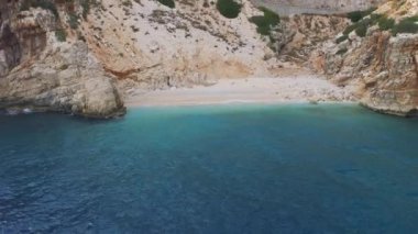 Demre-Finike 'ye giden yolda inanılmaz turkuaz plaj ve körfez. Kas, Antalya, Türkiye. Hava görüntüsü 4K.
