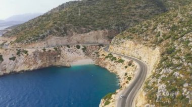 Finike 'deki hava manzaralı deniz, koy ve sahil manzarası Demre Higway, Kas, Antalya, Türkiye. Tatil, seyahat ve turizm konsepti. Hava görüntüsü 4K.