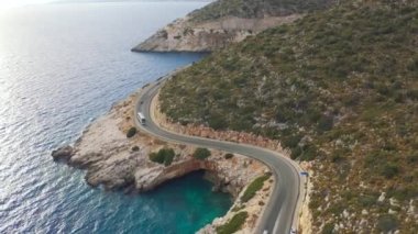 Türkiye 'nin Antalya bölgesindeki Finike-Demre deniz kıyısına giden yolda Magarali koyunda saklı bir cennet var. Hava görüntüsü 4K